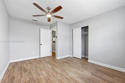 House in Oakland Park, Florida 3 bedrooms, 202.25 sq.m. № 2041790 - photo 25