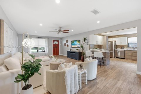 House in Oakland Park, Florida 3 bedrooms, 202.25 sq.m. № 2041790 - photo 6