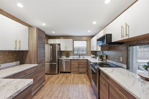 House in Oakland Park, Florida 3 bedrooms, 202.25 sq.m. № 2041790 - photo 10