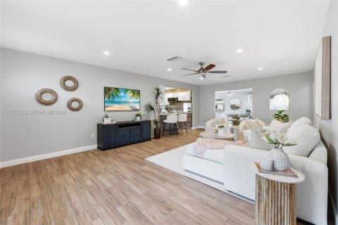 House in Oakland Park, Florida 3 bedrooms, 202.25 sq.m. № 2041790 - photo 3