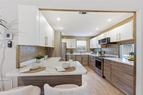 House in Oakland Park, Florida 3 bedrooms, 202.25 sq.m. № 2041790 - photo 7