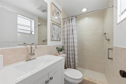 House in Oakland Park, Florida 3 bedrooms, 202.25 sq.m. № 2041790 - photo 23