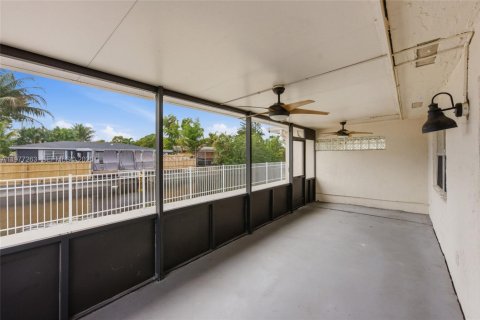 House in Oakland Park, Florida 3 bedrooms, 202.25 sq.m. № 2041790 - photo 29