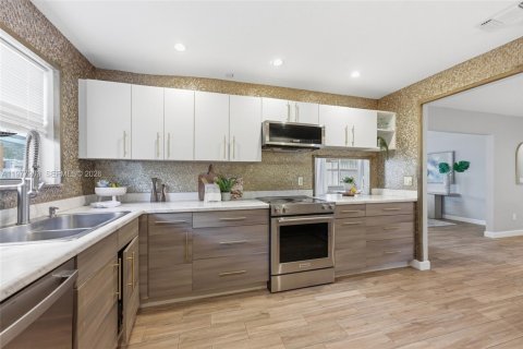 House in Oakland Park, Florida 3 bedrooms, 202.25 sq.m. № 2041790 - photo 9