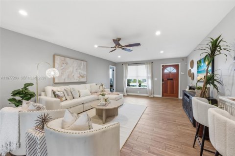 House in Oakland Park, Florida 3 bedrooms, 202.25 sq.m. № 2041790 - photo 5