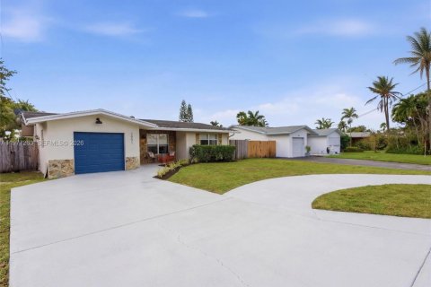 House in Oakland Park, Florida 3 bedrooms, 202.25 sq.m. № 2041790 - photo 2