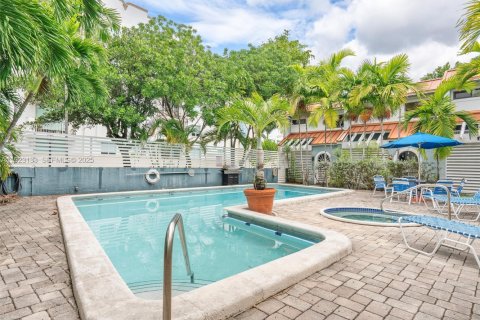 Condo in Miami, Florida, 2 bedrooms  № 2019117 - photo 15