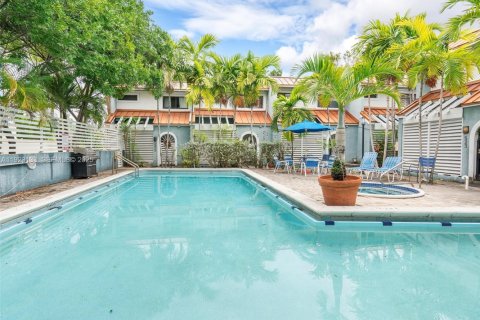 Condo in Miami, Florida, 2 bedrooms  № 2019117 - photo 14