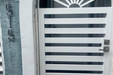 Condo in Miami, Florida, 2 bedrooms  № 2019117 - photo 18