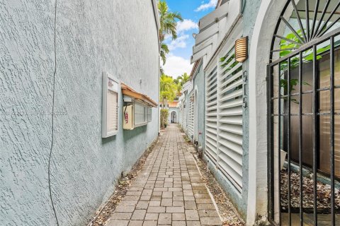 Condo in Miami, Florida, 2 bedrooms  № 2019117 - photo 16