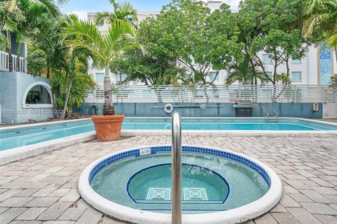 Condo in Miami, Florida, 2 bedrooms  № 2019117 - photo 10