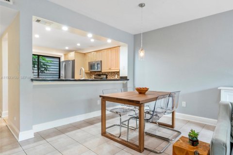 Condo in Miami, Florida, 2 bedrooms  № 2019117 - photo 29