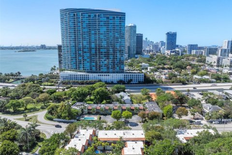 Condo in Miami, Florida, 2 bedrooms  № 2019117 - photo 3