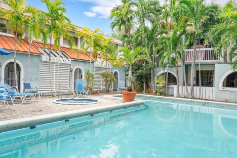 Condo in Miami, Florida, 2 bedrooms  № 2019117 - photo 11