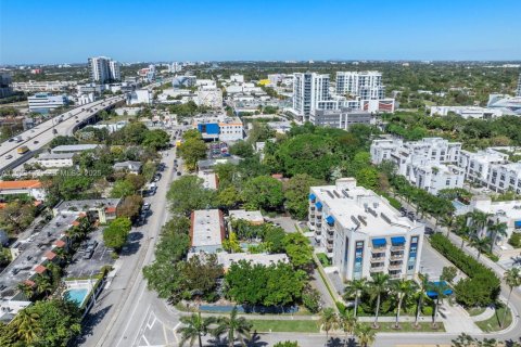Condo in Miami, Florida, 2 bedrooms  № 2019117 - photo 2