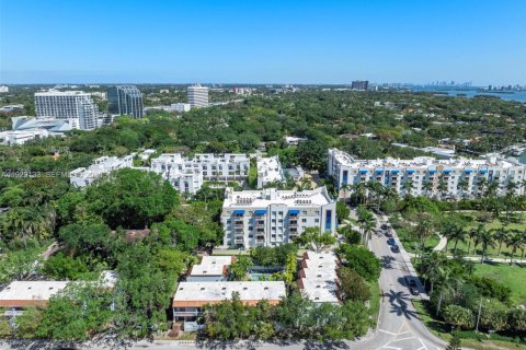 Condo in Miami, Florida, 2 bedrooms  № 2019117 - photo 7