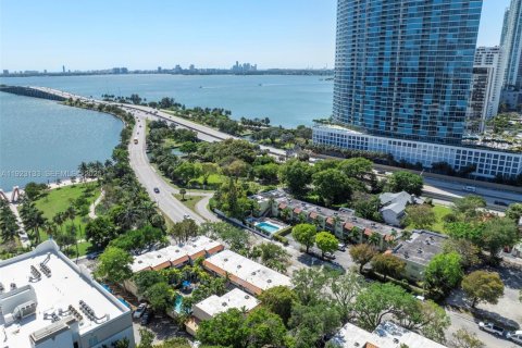 Condo in Miami, Florida, 2 bedrooms  № 2019117 - photo 4