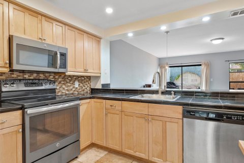 Condo in Miami, Florida, 2 bedrooms  № 2019117 - photo 27