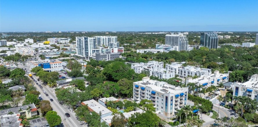 Condo in Miami, Florida, 2 bedrooms  № 2019117