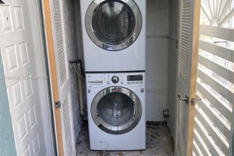 Condo in Miami, Florida, 2 bedrooms  № 2019117 - photo 19