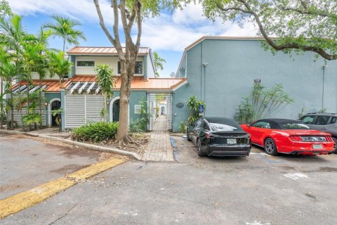 Condo in Miami, Florida, 2 bedrooms  № 2019117 - photo 9