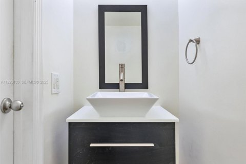 Condo in Miami, Florida, 2 bedrooms  № 2019117 - photo 24