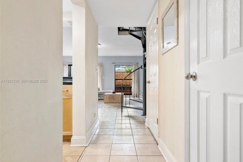 Condo in Miami, Florida, 2 bedrooms  № 2019117 - photo 20