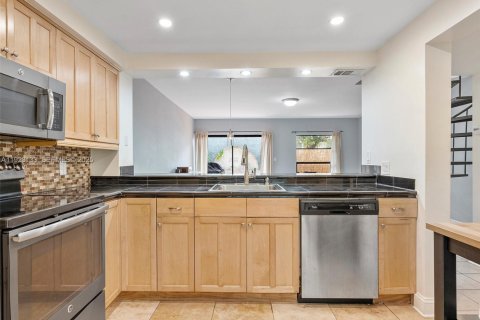 Condo in Miami, Florida, 2 bedrooms  № 2019117 - photo 26