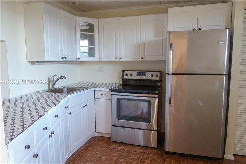 Condo in Miami, Florida, 1 bedroom № 2031851 - photo 26