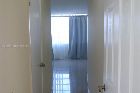 Condo in Miami, Florida, 1 bedroom № 2031851 - photo 14