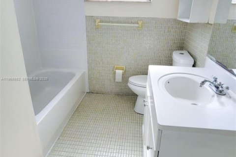 Condo in Miami, Florida, 1 bedroom № 2031851 - photo 13