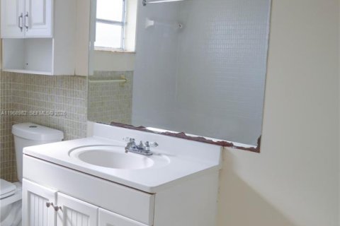 Condo in Miami, Florida, 1 bedroom № 2031851 - photo 5