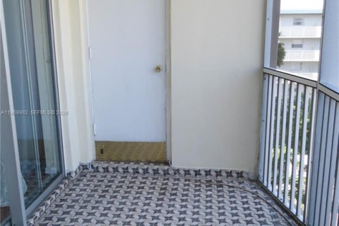 Condo in Miami, Florida, 1 bedroom № 2031851 - photo 3