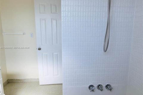 Condo in Miami, Florida, 1 bedroom № 2031851 - photo 10