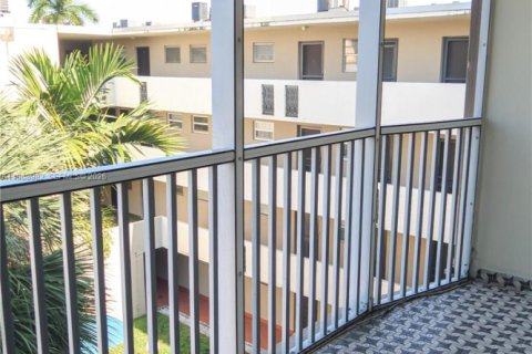 Condo in Miami, Florida, 1 bedroom № 2031851 - photo 4