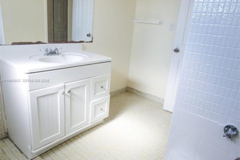 Condo in Miami, Florida, 1 bedroom № 2031851 - photo 11