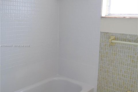 Condo in Miami, Florida, 1 bedroom № 2031851 - photo 9