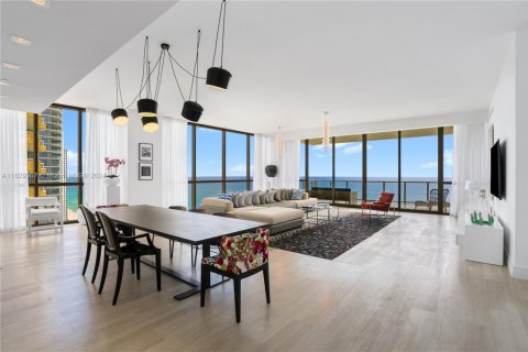 Condo in Sunny Isles Beach, Florida, 3 bedrooms  № 2038011 - photo 19