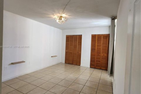 Apartamento en alquiler en Miami, Florida, 2 dormitorios, 74.32 m2 № 1992925 - foto 2