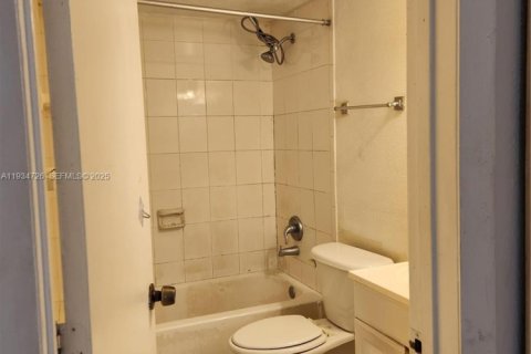 Apartamento en alquiler en Miami, Florida, 2 dormitorios, 74.32 m2 № 1992925 - foto 4