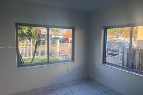 Casa en alquiler en Miami, Florida, 3 dormitorios, 184.13 m2 № 1989829 - foto 6