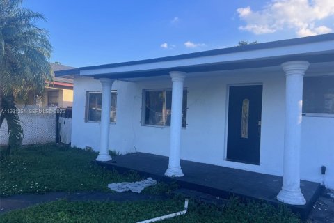 Снять в аренду виллу или дом в Майами, Флорида 3 спальни, 184.13м2, № 1989829 - фото 1