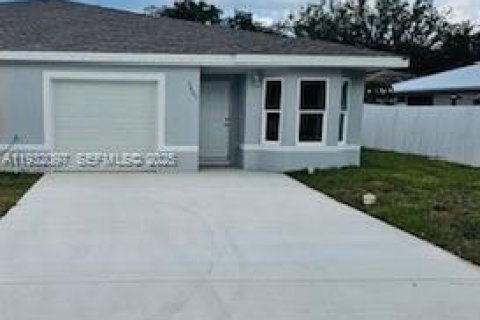 Снять в аренду виллу или дом в Себринг, Флорида 3 спальни, 118.17м2, № 1991756 - фото 1