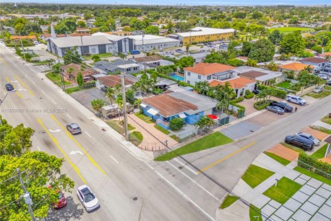 House in Hialeah, Florida 3 bedrooms, 140.65 sq.m. № 1871657 - photo 23