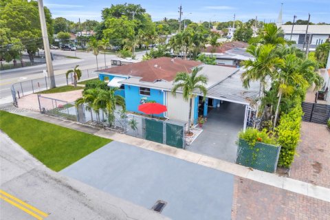 House in Hialeah, Florida 3 bedrooms, 140.65 sq.m. № 1871657 - photo 7