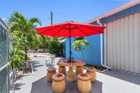 House in Hialeah, Florida 3 bedrooms, 140.65 sq.m. № 1871657 - photo 9