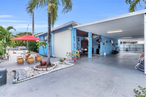 House in Hialeah, Florida 3 bedrooms, 140.65 sq.m. № 1871657 - photo 8