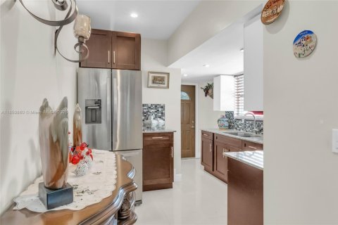 House in Hialeah, Florida 3 bedrooms, 140.65 sq.m. № 1871657 - photo 17