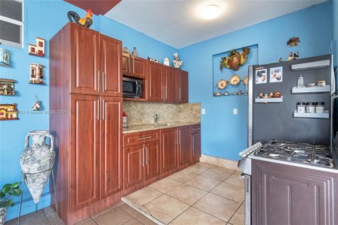 House in Hialeah, Florida 3 bedrooms, 140.65 sq.m. № 1871657 - photo 12