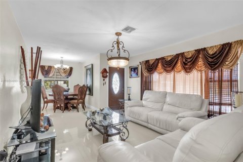 House in Hialeah, Florida 3 bedrooms, 140.65 sq.m. № 1871657 - photo 14
